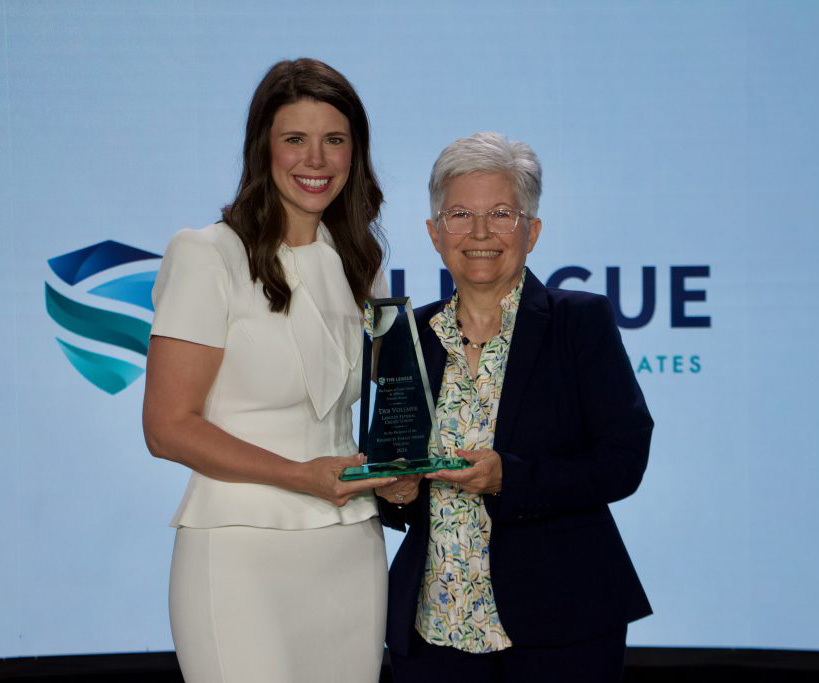Deb Vollmer receives award
